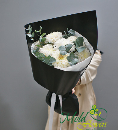 Bouquet of white ball-shaped chrysanthemums photo 394x433